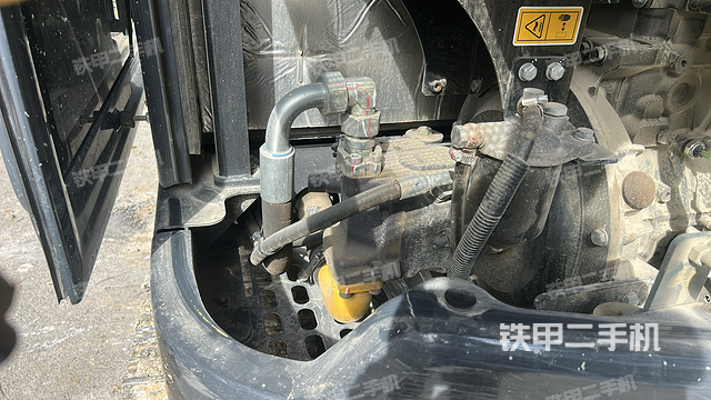 液压泵舱室正面整体（整机外观）