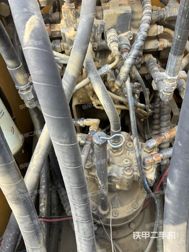 回轉(zhuǎn)馬達(dá)和主控閥（整機(jī)外觀）