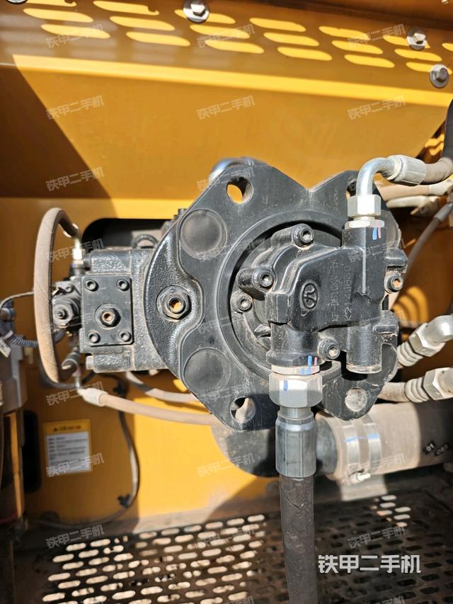 液压泵舱室正面整体（整机外观）