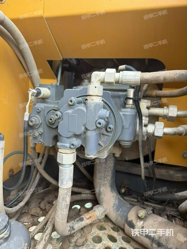 液壓泵艙室正面整體（整機(jī)外觀）