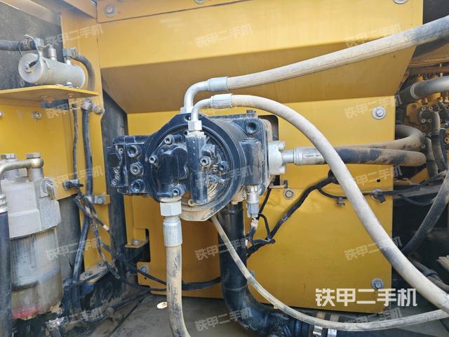 液压泵舱室正面整体（整机外观）