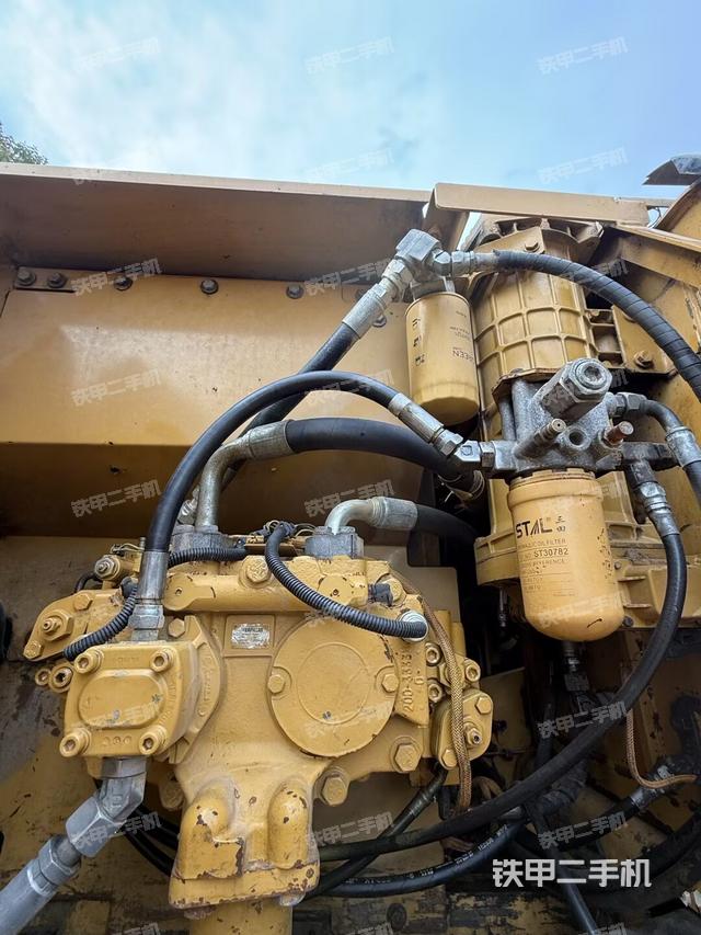 液壓泵艙室正面整體（整機(jī)外觀）