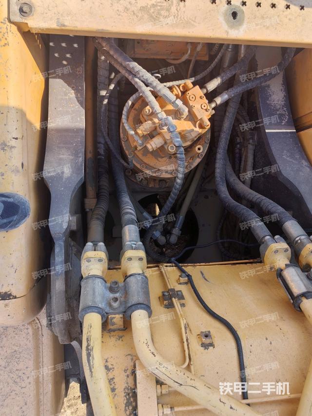 回轉(zhuǎn)馬達(dá)和主控閥（整機(jī)外觀）