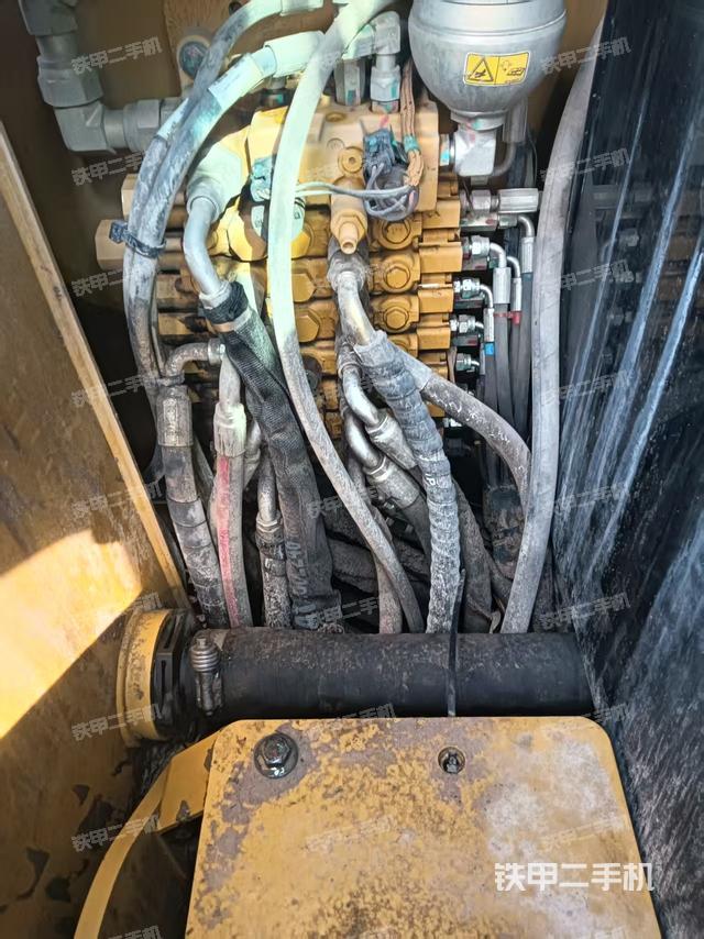 回转马达和主控阀（整机外观）