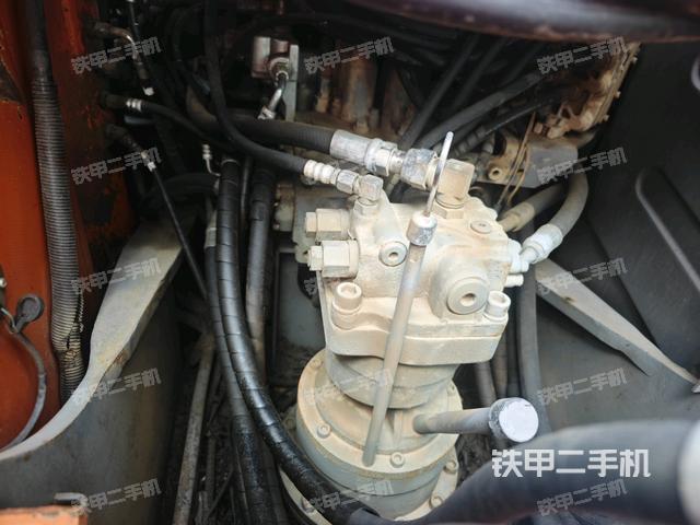 回转马达和主控阀（整机外观）