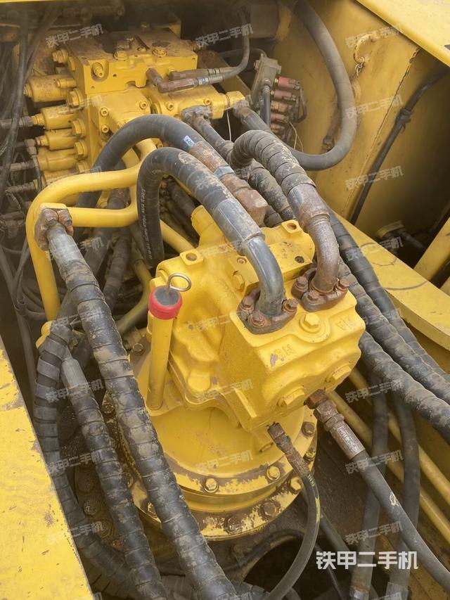 回轉(zhuǎn)馬達(dá)和主控閥（整機(jī)外觀）