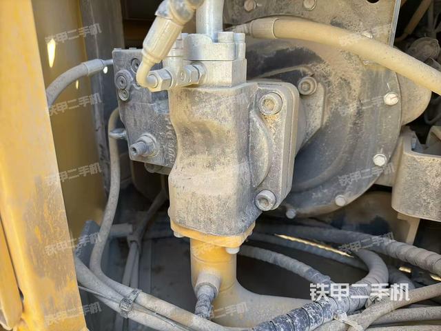 液压泵舱室正面整体（整机外观）