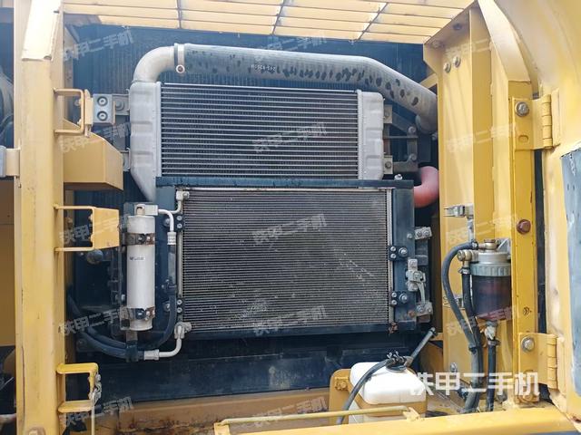 液压泵舱室正面整体（整机外观）