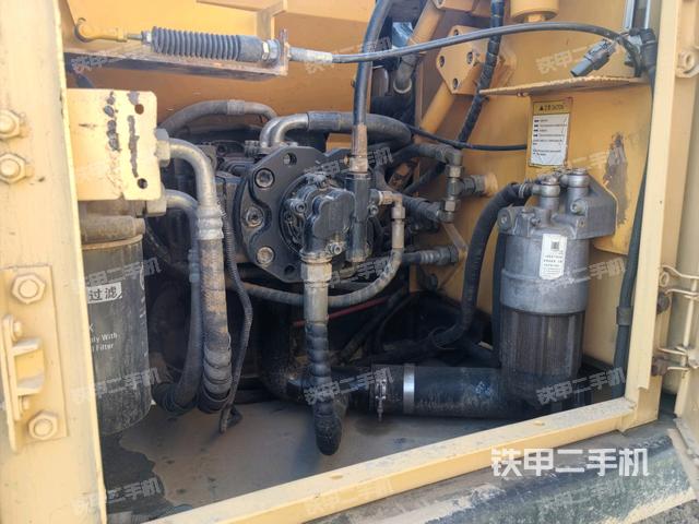 液壓泵艙室正面整體（整機外觀）