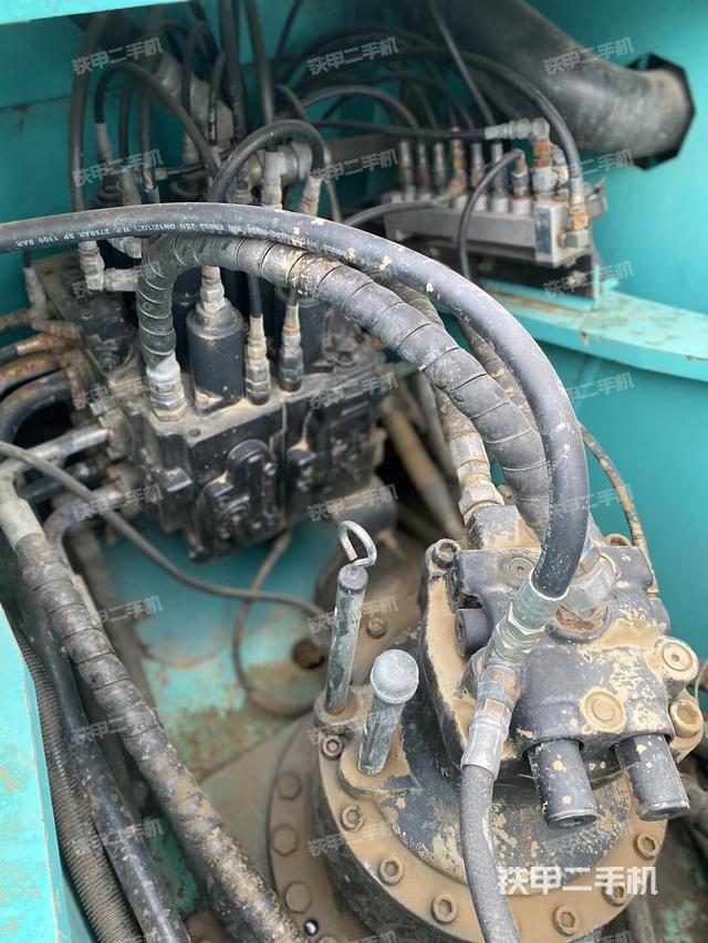 回轉(zhuǎn)馬達(dá)和主控閥（整機(jī)外觀）