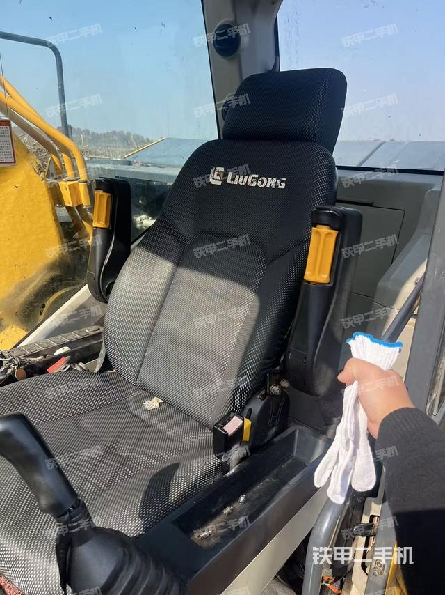 座椅左侧控制台/音响/含左手柄（驾驶室部分）