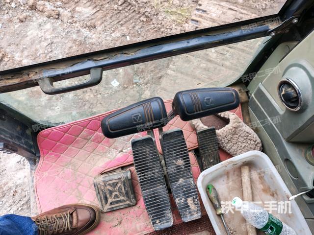 行走控制手柄和踏板 俯拍（驾驶室部分）