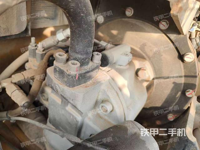 液压泵舱室正面整体（整机外观）