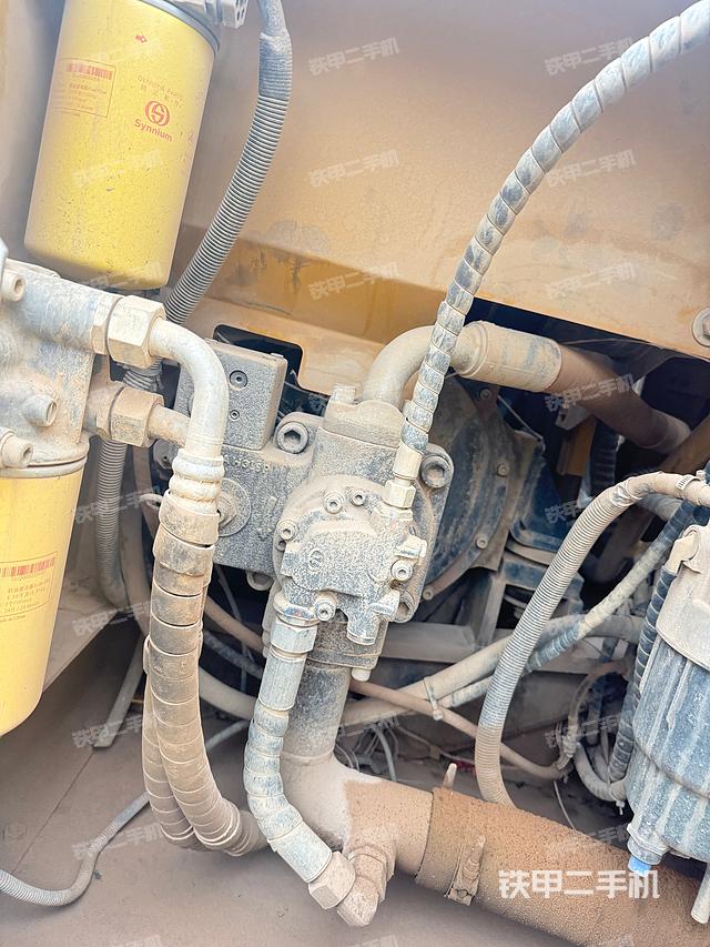 液压泵舱室正面整体（整机外观）