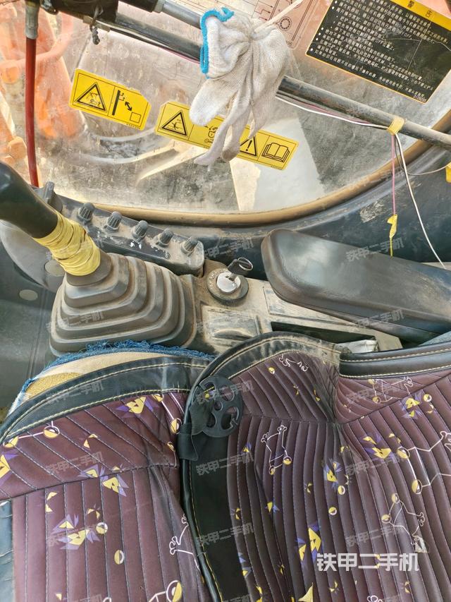 座椅右側(cè)控制臺(tái)/鑰匙門(mén)/油門(mén)/含右手柄（駕駛室部分）