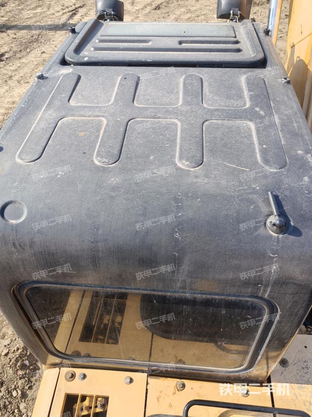 駕駛室頂部（整機外觀）