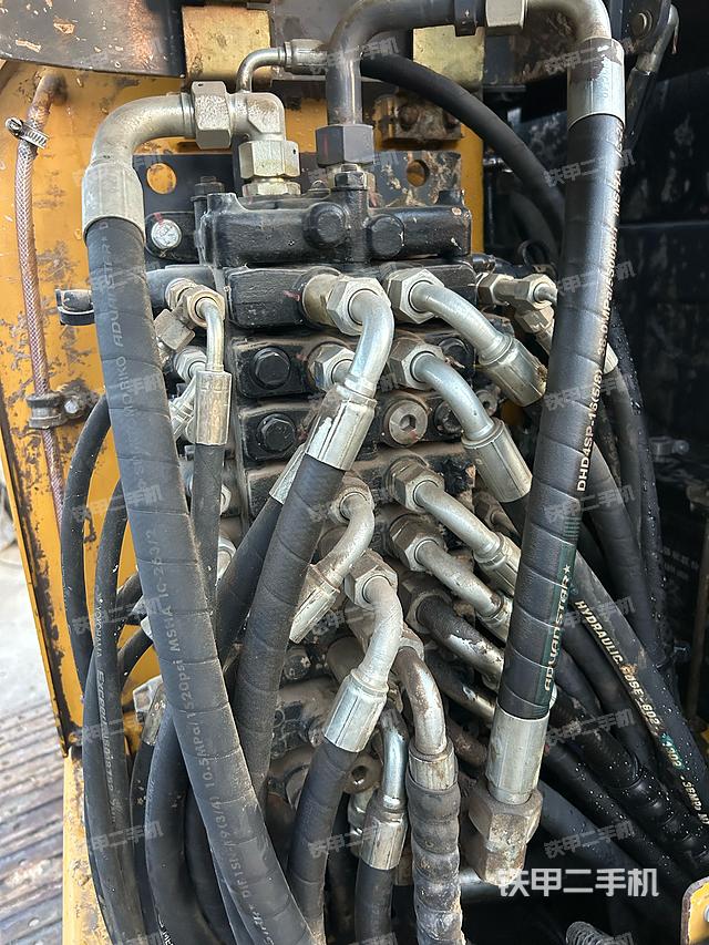 回转马达和主控阀（整机外观）