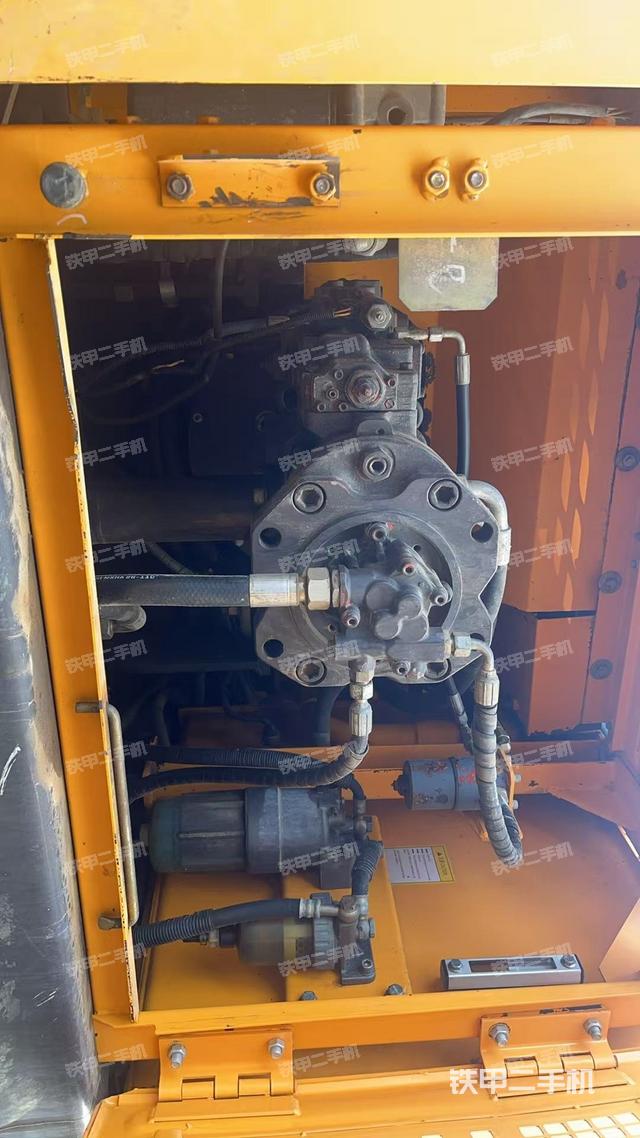 液压泵舱室正面整体（整机外观）