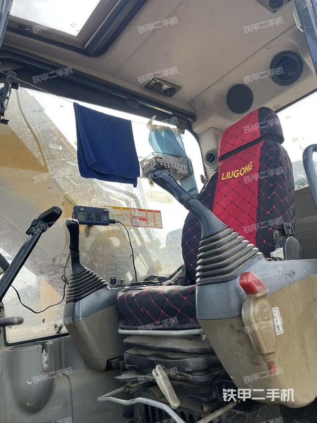 行走控制手柄和踏板?俯拍（駕駛室部分）