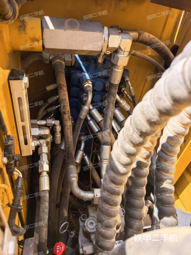 回转马达和主控阀（整机外观）