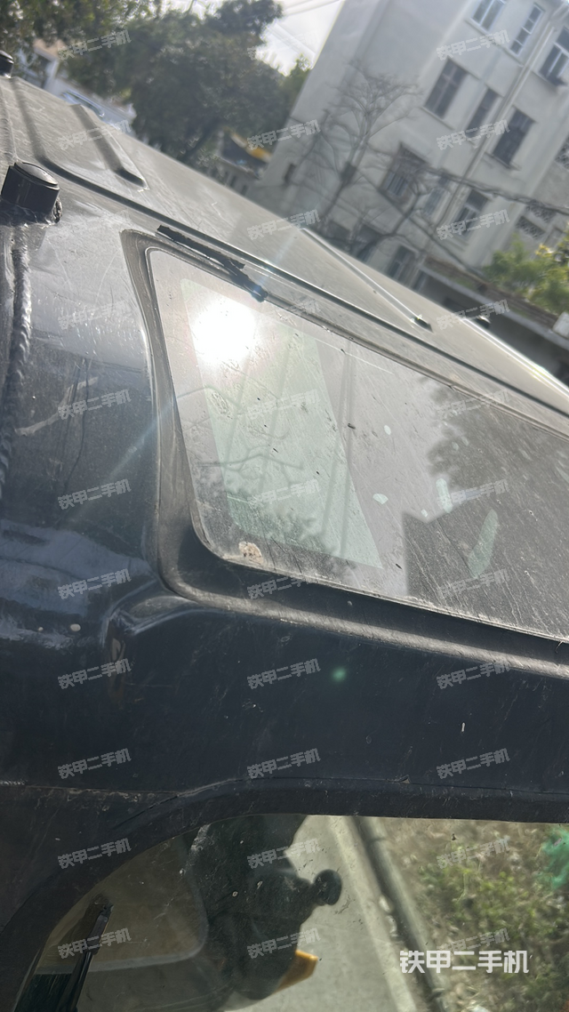 驾驶室顶部（整机外观）