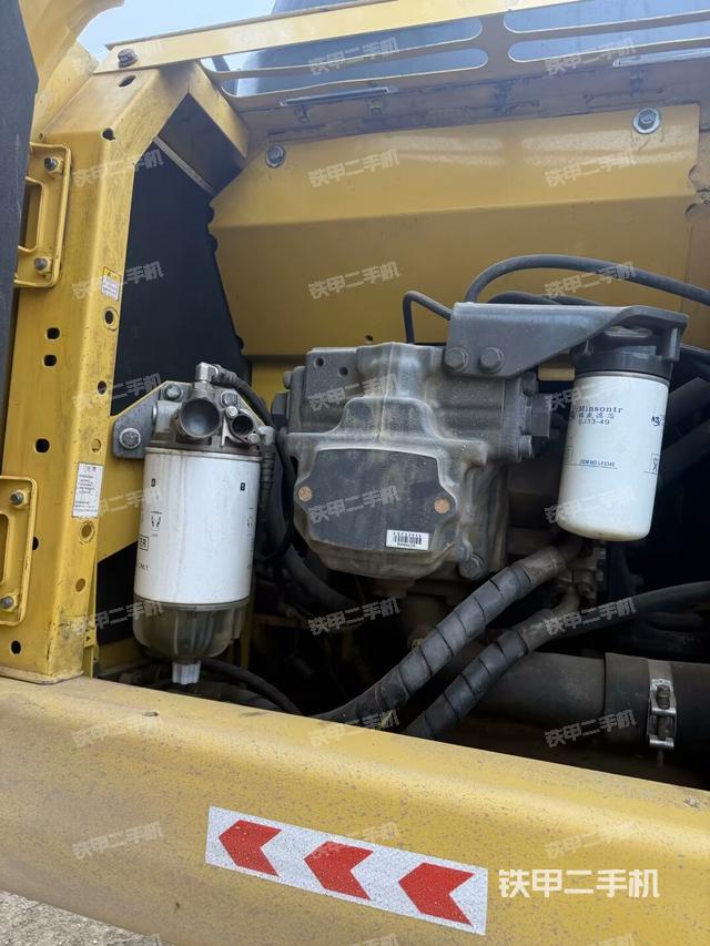 液壓泵艙室正面整體（整機(jī)外觀）