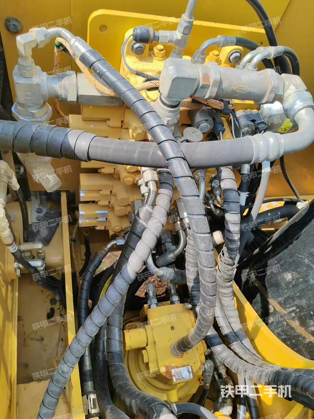 回轉(zhuǎn)馬達(dá)和主控閥（整機(jī)外觀）