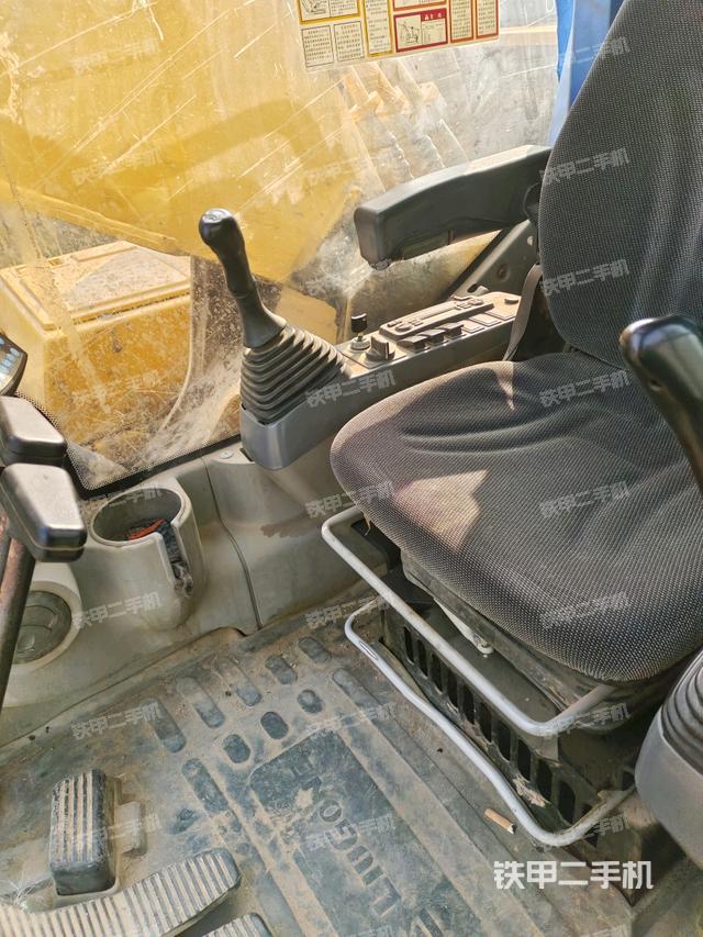 行走控制手柄和踏板?俯拍（駕駛室部分）