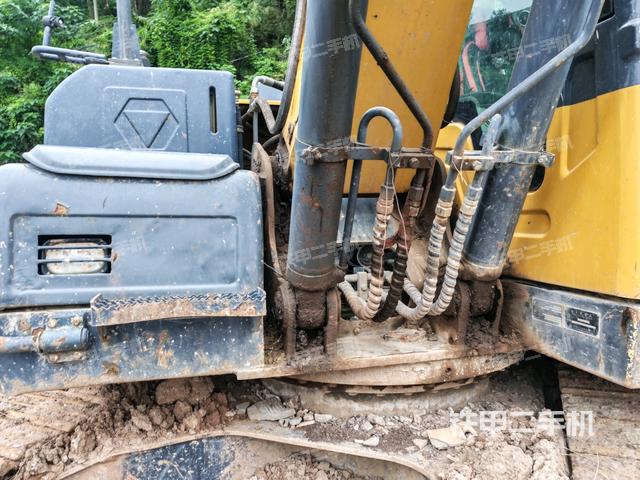 大臂油缸整体 竖拍（工作和回转装置）