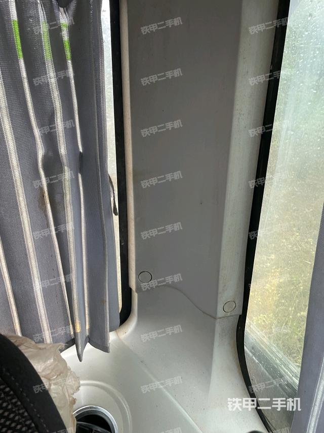 行走控制手柄和踏板 俯拍（驾驶室部分）