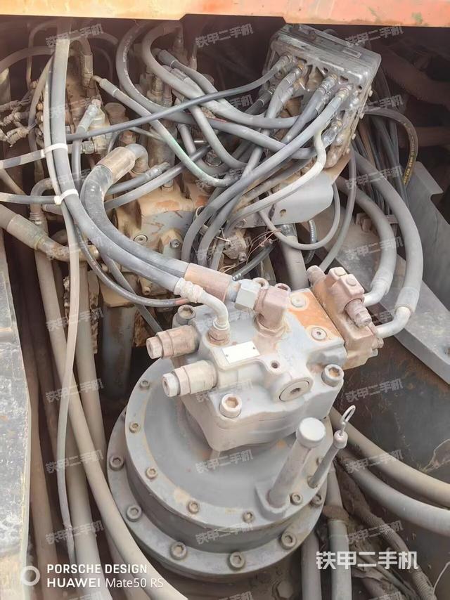 回转马达和主控阀（整机外观）