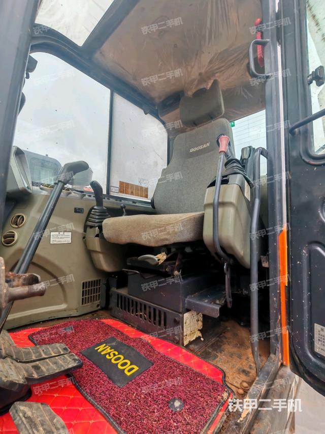 駕駛室整體（整機外觀）