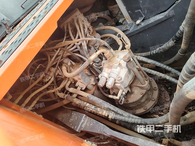 回转马达和主控阀（整机外观）