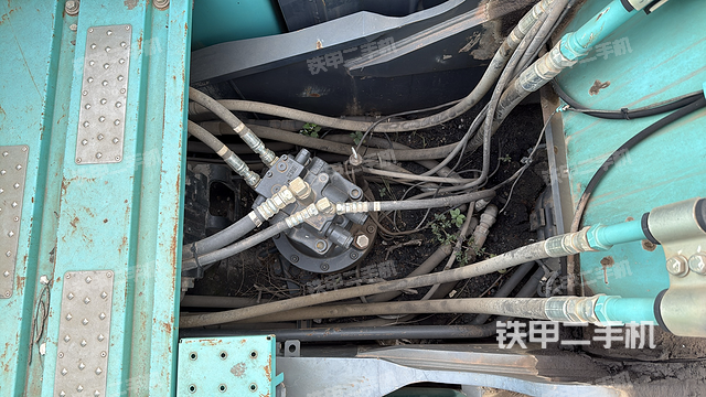 回转马达和主控阀（整机外观）