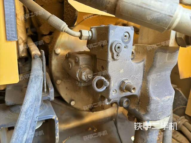 液压泵舱室正面整体（整机外观）