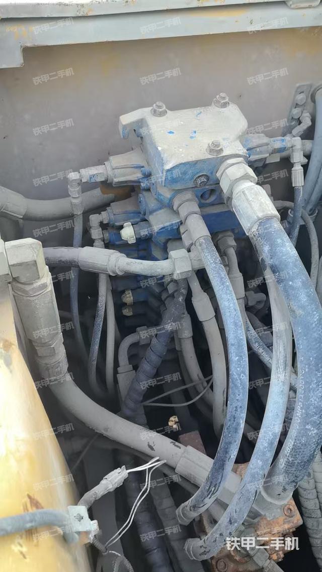 回轉(zhuǎn)馬達(dá)和主控閥（整機(jī)外觀）