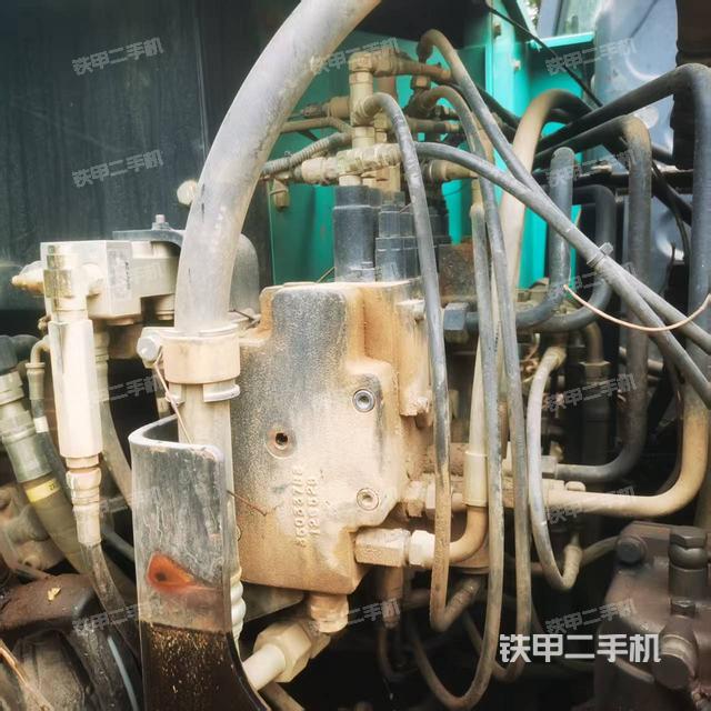 液压泵舱室正面整体（整机外观）