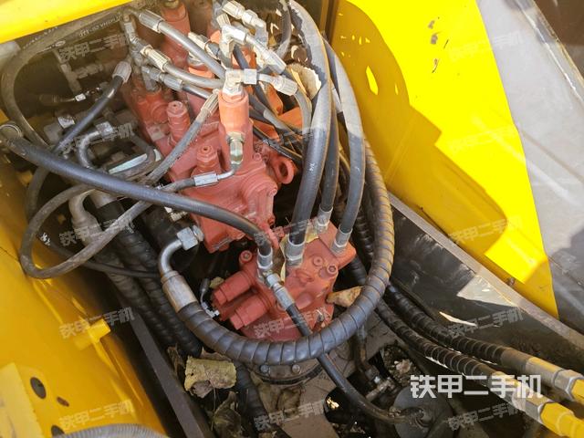 回转马达和主控阀（整机外观）