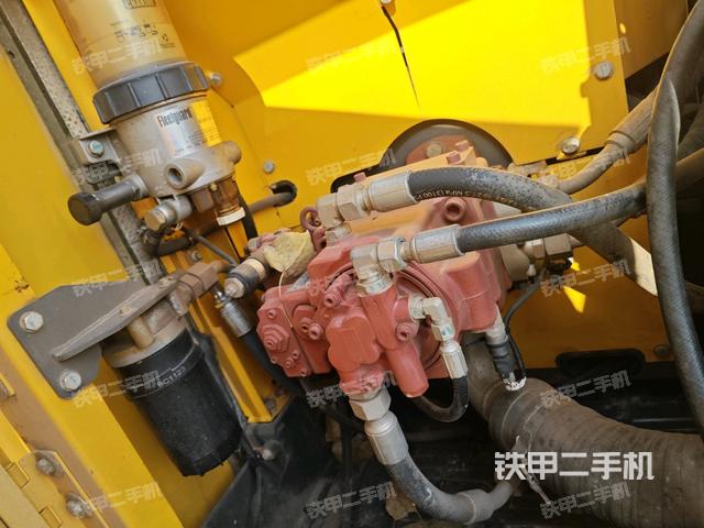 液压泵舱室正面整体（整机外观）