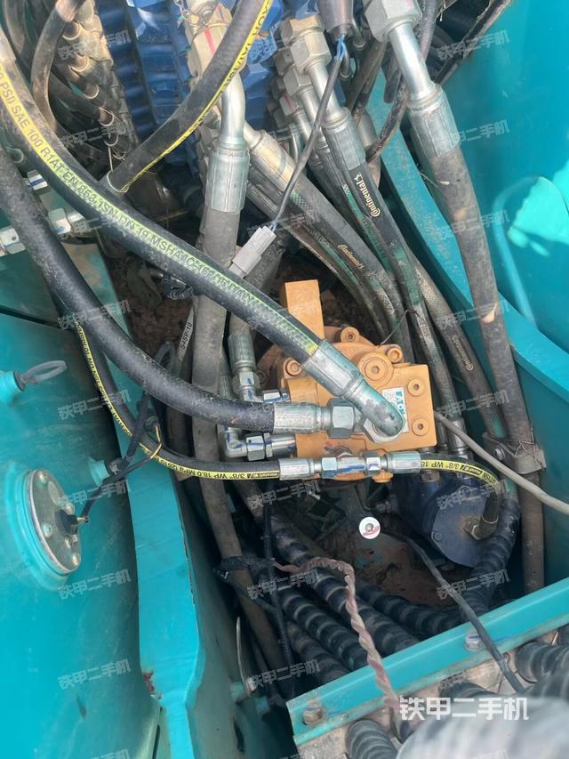 回轉(zhuǎn)馬達(dá)和主控閥（整機(jī)外觀）