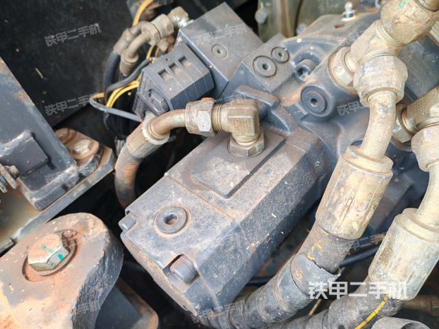 液壓泵艙室正面整體（整機外觀）