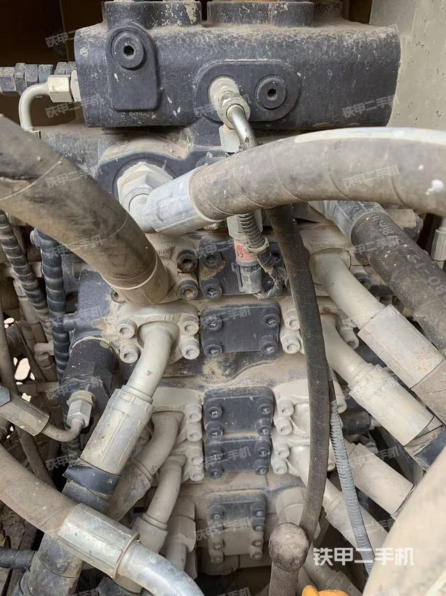 回转马达和主控阀（整机外观）