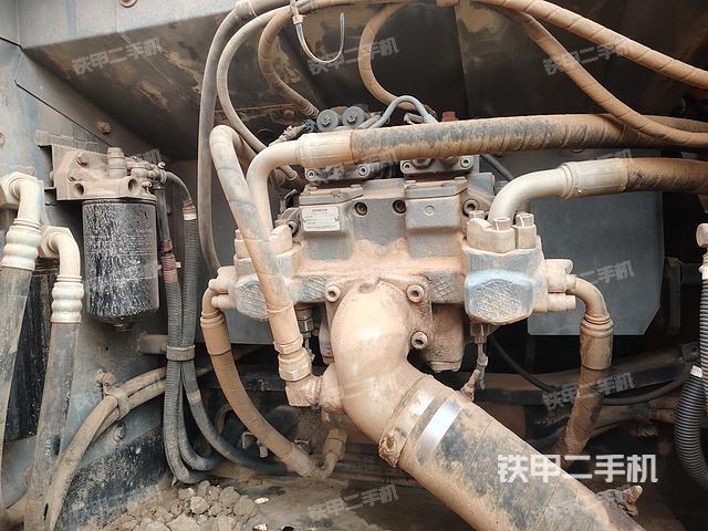 液压泵舱室正面整体（整机外观）