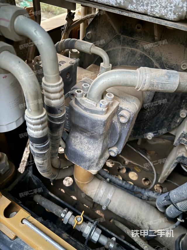 液压泵舱室正面整体（整机外观）