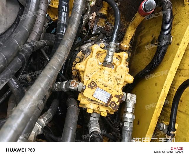 回轉(zhuǎn)馬達(dá)和主控閥（整機(jī)外觀）