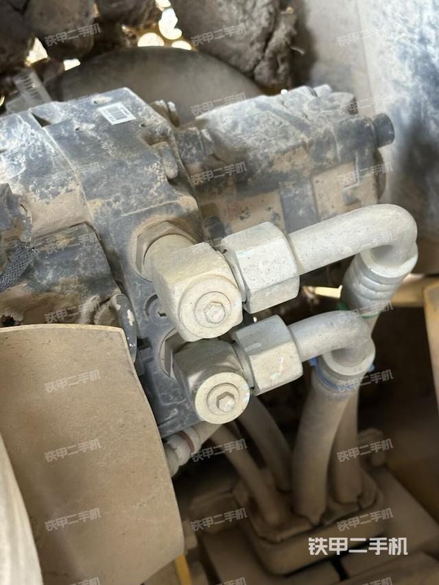 液壓泵艙室正面整體（整機外觀）