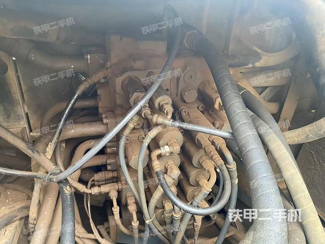 回转马达和主控阀（整机外观）