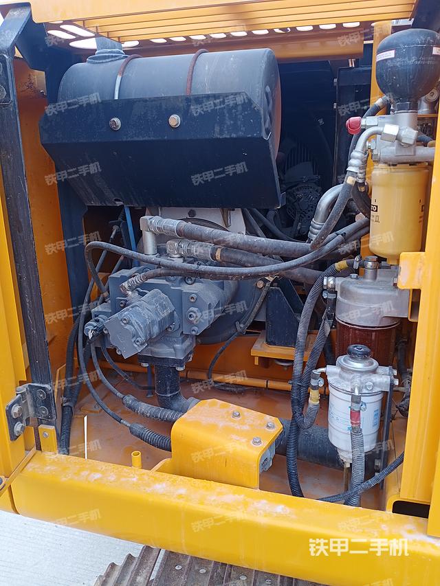 液压泵舱室正面整体（整机外观）