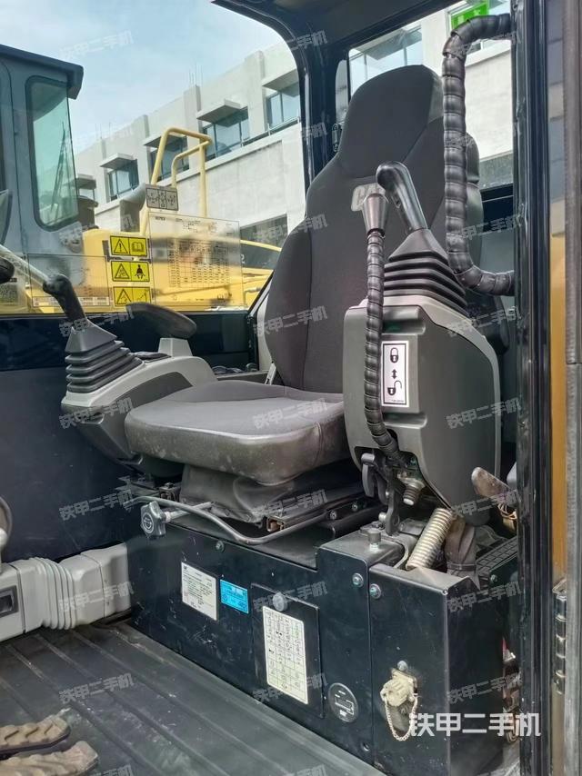 驾驶室顶部（整机外观）