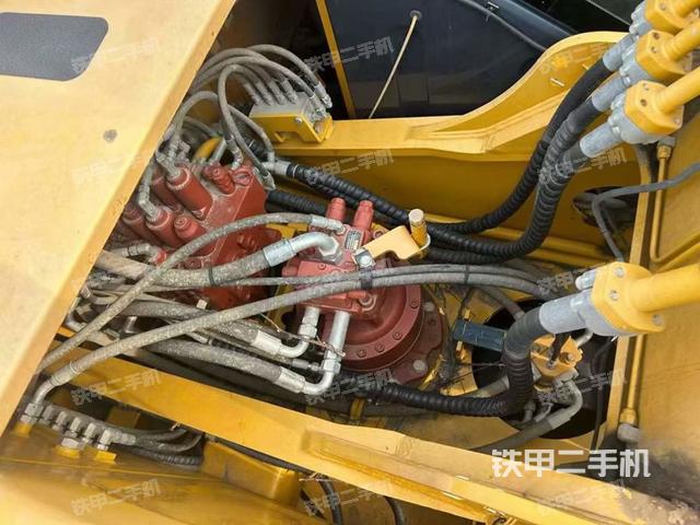 回转马达和主控阀（整机外观）